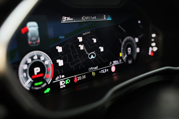 Audi Q3 45 TFSI e S Line Competition / SONOS / Memory / Camera / Lane Assist / Open Panoramadak / Led / Pdc / 21 Inch