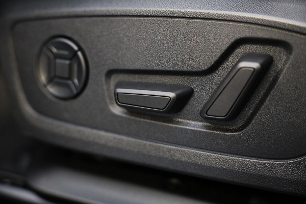 Audi Q3 45 TFSI e S Line Competition / SONOS / Memory / Camera / Lane Assist / Open Panoramadak / Led / Pdc / 21 Inch