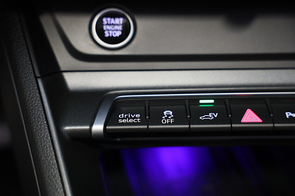 Audi Q3 45 TFSI e S Line Competition / SONOS / Memory / Camera / Lane Assist / Open Panoramadak / Led / Pdc / 21 Inch