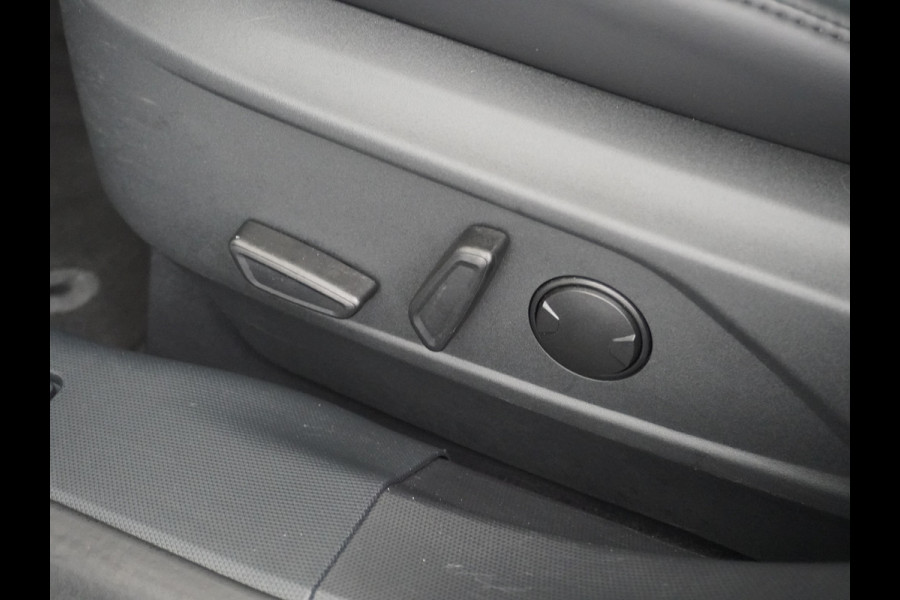 Ford Mustang Mach-E Extended RWD 98kWh SOH 94% 301pk Leer Trekhaak Pano-Dak Adaptive Cruise Lane Centering/change Assist Stop&Go Apple Carpla Elektr.verst.Stoelen+Verwarmd Dual-ECC Fully Active Park Assist Elektr.Achterklep BLISS Driver Alert Warning Keyless Origineel Nederlandse Auto € 63.000- nieuw, Batterijgarantie 8 jaar of 160.000km vanaf nieuw