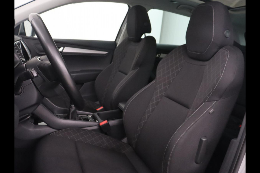 Škoda Karoq 1.0 TSI Business Edition | Panoramadak | Trekhaak | Carplay | Navigatie | Park Assist  | Climate control | DAB | Cruise control | Bluetooth