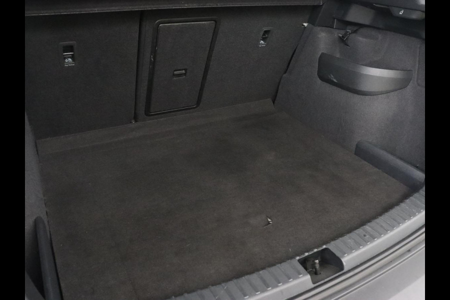 Škoda Karoq 1.0 TSI Business Edition | Panoramadak | Trekhaak | Carplay | Navigatie | Park Assist  | Climate control | DAB | Cruise control | Bluetooth