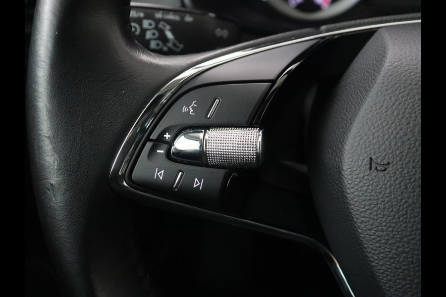 Škoda Karoq 1.0 TSI Business Edition | Panoramadak | Trekhaak | Carplay | Navigatie | Park Assist  | Climate control | DAB | Cruise control | Bluetooth