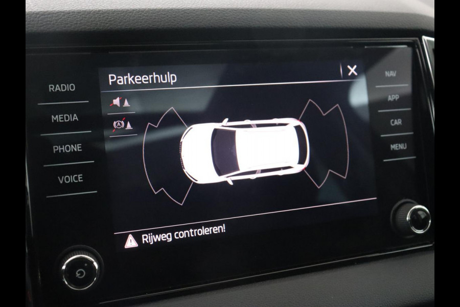 Škoda Karoq 1.0 TSI Business Edition | Panoramadak | Trekhaak | Carplay | Navigatie | Park Assist  | Climate control | DAB | Cruise control | Bluetooth