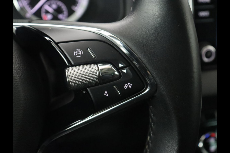 Škoda Karoq 1.0 TSI Business Edition | Panoramadak | Trekhaak | Carplay | Navigatie | Park Assist  | Climate control | DAB | Cruise control | Bluetooth