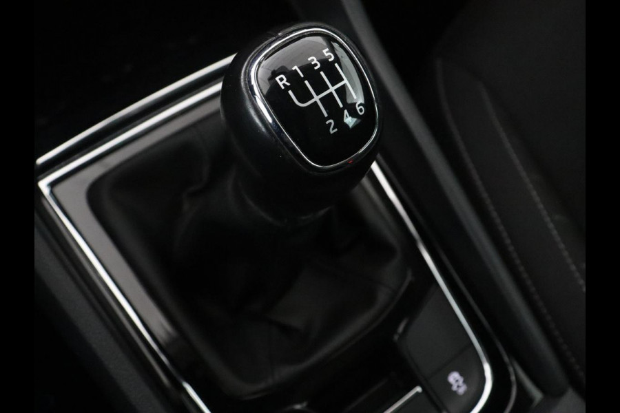 Škoda Karoq 1.0 TSI Business Edition | Panoramadak | Trekhaak | Carplay | Navigatie | Park Assist  | Climate control | DAB | Cruise control | Bluetooth