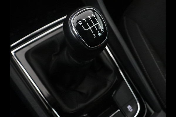 Škoda Karoq 1.0 TSI Business Edition | Panoramadak | Trekhaak | Carplay | Navigatie | Park Assist  | Climate control | DAB | Cruise control | Bluetooth