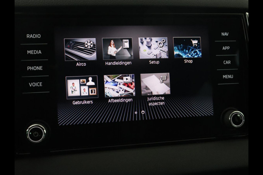 Škoda Karoq 1.0 TSI Business Edition | Panoramadak | Trekhaak | Carplay | Navigatie | Park Assist  | Climate control | DAB | Cruise control | Bluetooth