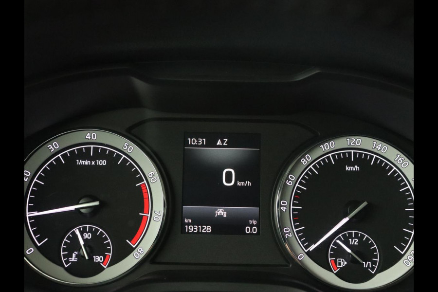 Škoda Karoq 1.0 TSI Business Edition | Panoramadak | Trekhaak | Carplay | Navigatie | Park Assist  | Climate control | DAB | Cruise control | Bluetooth