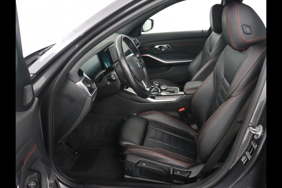 BMW 3 Serie 318i High Executive | Sport Line | Leder | Stoelverwarming | Camera | Sportstoelen | Carplay | Sfeerverlichting | Live Cockpit | Navigatie | Full LED | Climate control | Park Assist | Cruise control