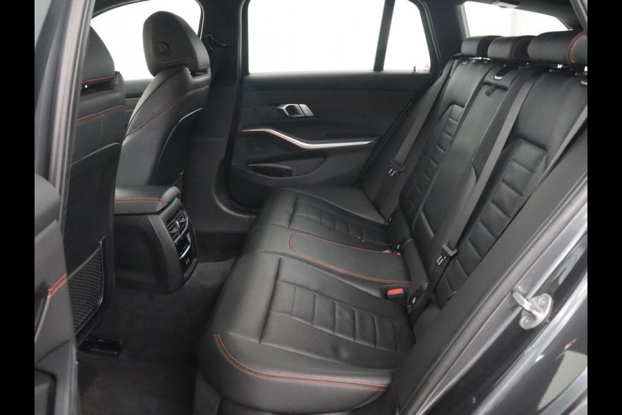 BMW 3 Serie 318i High Executive | Sport Line | Leder | Stoelverwarming | Camera | Sportstoelen | Carplay | Sfeerverlichting | Live Cockpit | Navigatie | Full LED | Climate control | Park Assist | Cruise control