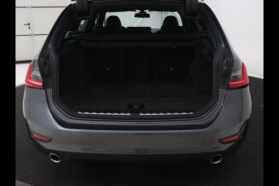 BMW 3 Serie 318i High Executive | Sport Line | Leder | Stoelverwarming | Camera | Sportstoelen | Carplay | Sfeerverlichting | Live Cockpit | Navigatie | Full LED | Climate control | Park Assist | Cruise control