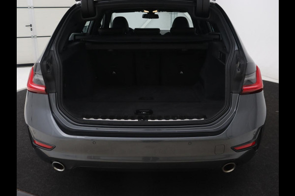BMW 3 Serie 318i High Executive | Sport Line | Leder | Stoelverwarming | Camera | Sportstoelen | Carplay | Sfeerverlichting | Live Cockpit | Navigatie | Full LED | Climate control | Park Assist | Cruise control