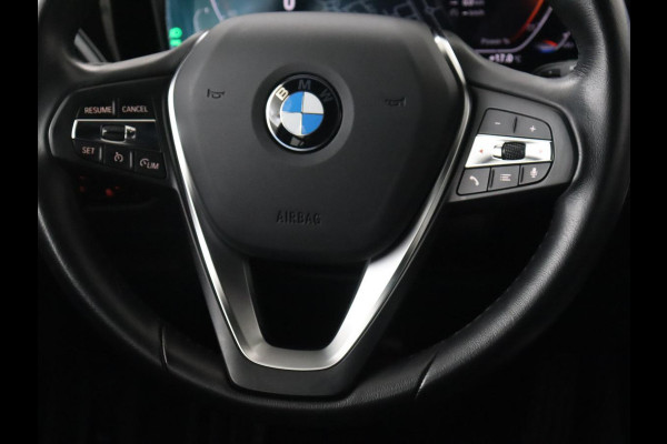 BMW 3 Serie 318i High Executive | Sport Line | Leder | Stoelverwarming | Camera | Sportstoelen | Carplay | Sfeerverlichting | Live Cockpit | Navigatie | Full LED | Climate control | Park Assist | Cruise control