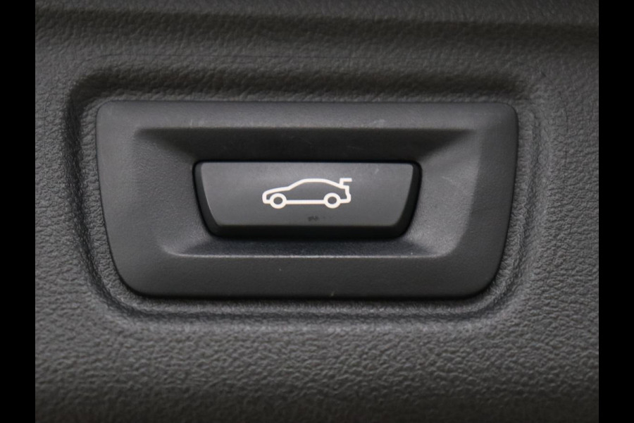 BMW 3 Serie 318i High Executive | Sport Line | Leder | Stoelverwarming | Camera | Sportstoelen | Carplay | Sfeerverlichting | Live Cockpit | Navigatie | Full LED | Climate control | Park Assist | Cruise control