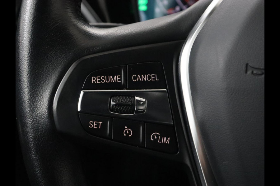 BMW 3 Serie 318i High Executive | Sport Line | Leder | Stoelverwarming | Camera | Sportstoelen | Carplay | Sfeerverlichting | Live Cockpit | Navigatie | Full LED | Climate control | Park Assist | Cruise control