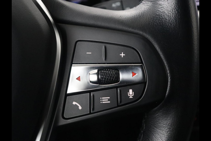 BMW 3 Serie 318i High Executive | Sport Line | Leder | Stoelverwarming | Camera | Sportstoelen | Carplay | Sfeerverlichting | Live Cockpit | Navigatie | Full LED | Climate control | Park Assist | Cruise control