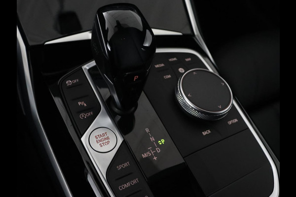 BMW 3 Serie 318i High Executive | Sport Line | Leder | Stoelverwarming | Camera | Sportstoelen | Carplay | Sfeerverlichting | Live Cockpit | Navigatie | Full LED | Climate control | Park Assist | Cruise control