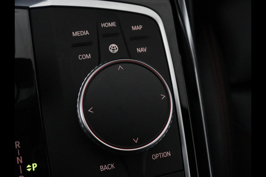 BMW 3 Serie 318i High Executive | Sport Line | Leder | Stoelverwarming | Camera | Sportstoelen | Carplay | Sfeerverlichting | Live Cockpit | Navigatie | Full LED | Climate control | Park Assist | Cruise control