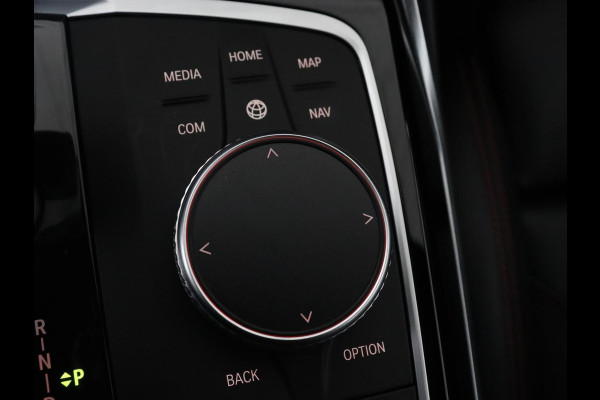 BMW 3 Serie 318i High Executive | Sport Line | Leder | Stoelverwarming | Camera | Sportstoelen | Carplay | Sfeerverlichting | Live Cockpit | Navigatie | Full LED | Climate control | Park Assist | Cruise control