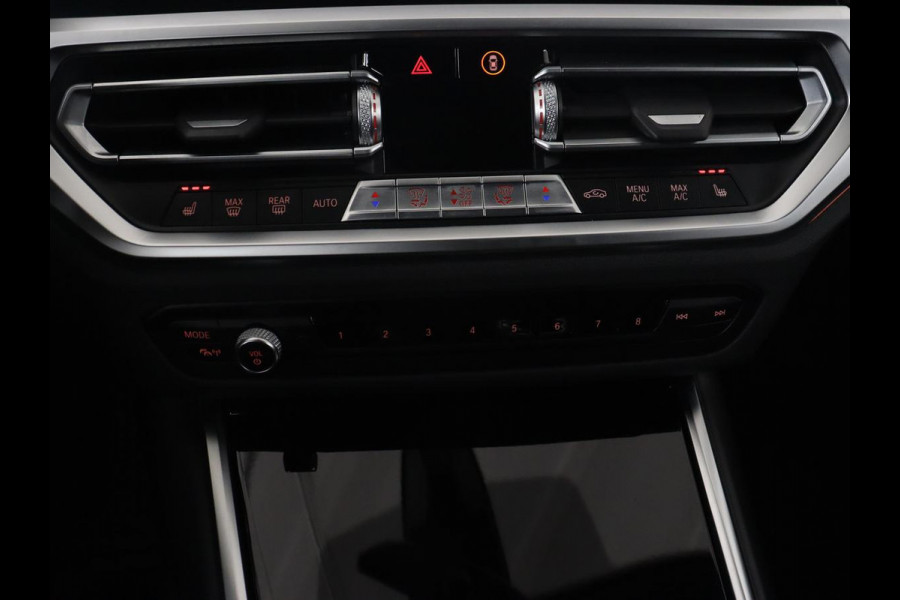 BMW 3 Serie 318i High Executive | Sport Line | Leder | Stoelverwarming | Camera | Sportstoelen | Carplay | Sfeerverlichting | Live Cockpit | Navigatie | Full LED | Climate control | Park Assist | Cruise control