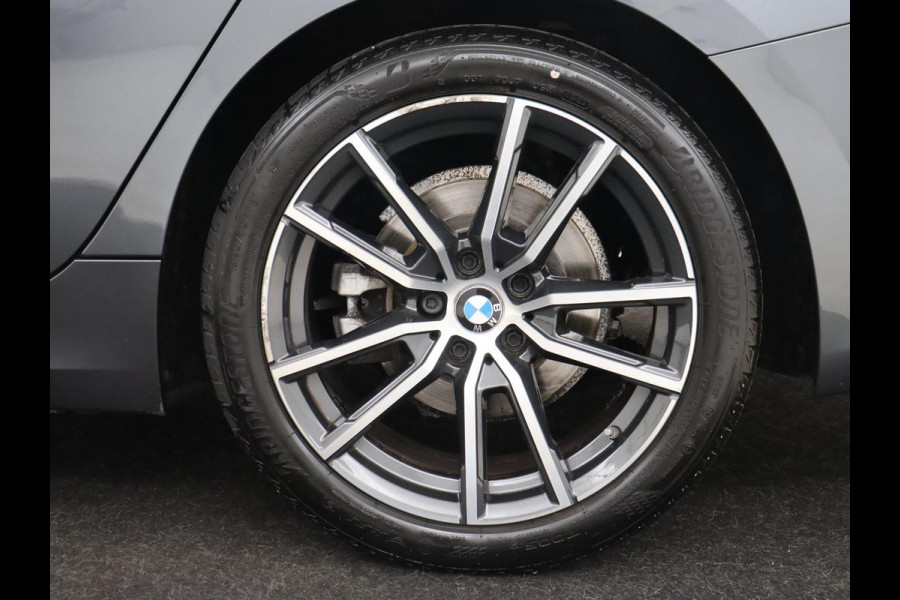 BMW 3 Serie 318i High Executive | Sport Line | Leder | Stoelverwarming | Camera | Sportstoelen | Carplay | Sfeerverlichting | Live Cockpit | Navigatie | Full LED | Climate control | Park Assist | Cruise control