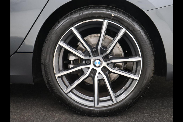 BMW 3 Serie 318i High Executive | Sport Line | Leder | Stoelverwarming | Camera | Sportstoelen | Carplay | Sfeerverlichting | Live Cockpit | Navigatie | Full LED | Climate control | Park Assist | Cruise control