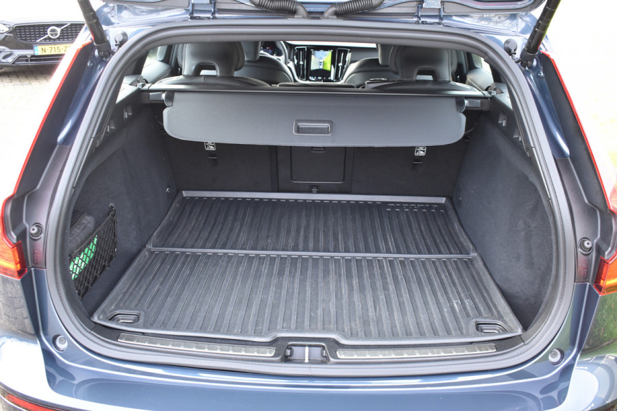 Volvo V60 T6 AWD 350PK Plug-in Hybrid Plus Dark | Trekhaak | H&K | 360 Camera| BLIS | ACC | Leder | Stuurverwarming