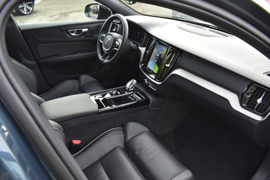 Volvo V60 T6 AWD 350PK Plug-in Hybrid Plus Dark | Trekhaak | H&K | 360 Camera| BLIS | ACC | Leder | Stuurverwarming