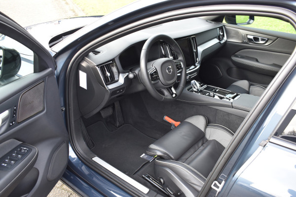 Volvo V60 T6 AWD 350PK Plug-in Hybrid Plus Dark | Trekhaak | H&K | 360 Camera| BLIS | ACC | Leder | Stuurverwarming