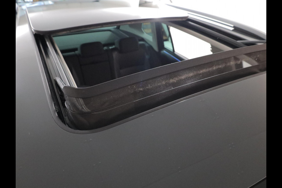 Volkswagen Tiguan 1.4 TSI eHybrid Life Active 245 pk Automaat (DSG) | Navigatie via App | Panoramadak | Trekhaak (wergklapbaar) Parkeersensoren | Stoelverwarming v/a |