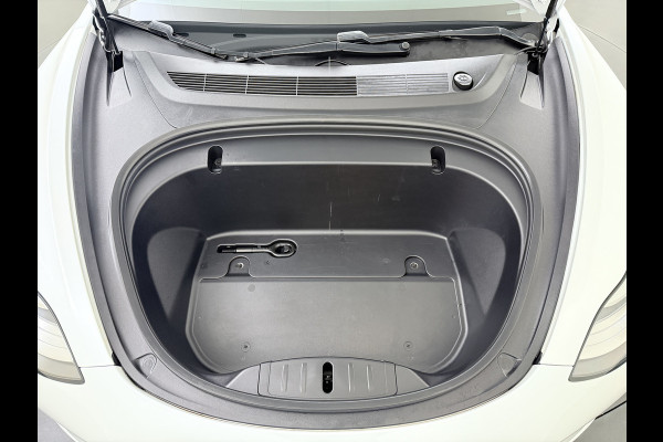 Tesla Model 3 RWD SR+ 60kWh 325PK Lmv 18" AutoPilot Leder PanoDak Adaptive-Cruise Lmv Camera's Elektr.-Stuur+Stoelen+Spiegels+Geheugen+Easy-En Navi LED Comfortstoelen ACC DAB Keyless en Voorverwarmen interieur via App One-Pedal-Drive Origineel Nederlandse auto tot 11kw laden thuis! Garantie Accu tot 10-12-2027 max 160.000km 1.584kg licht!