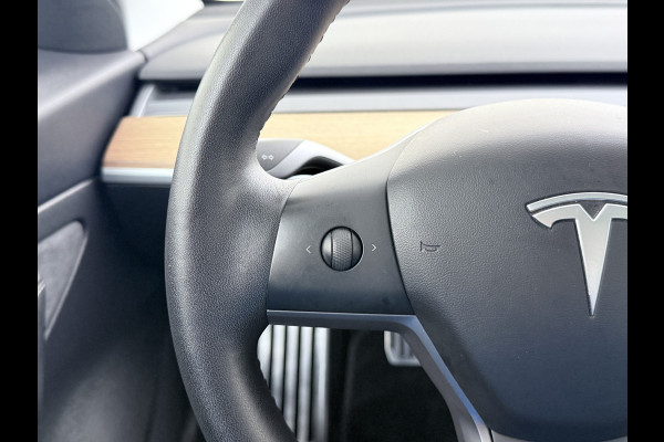 Tesla Model 3 RWD SR+ 60kWh 325PK Lmv 18" AutoPilot Leder PanoDak Adaptive-Cruise Lmv Camera's Elektr.-Stuur+Stoelen+Spiegels+Geheugen+Easy-En Navi LED Comfortstoelen ACC DAB Keyless en Voorverwarmen interieur via App One-Pedal-Drive Origineel Nederlandse auto tot 11kw laden thuis! Garantie Accu tot 10-12-2027 max 160.000km 1.584kg licht!