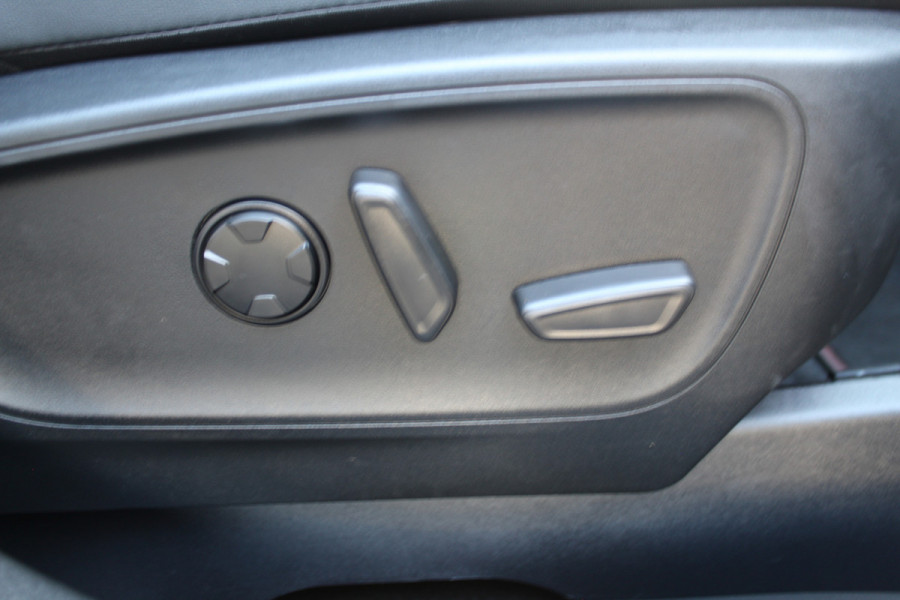 Ford Kuga 2.5-243pk PHEV ST-Line X. Van €. 54.937,- voor €. 43.735,- ! Trekgewicht van 2.100kg ! Elektr. verstelb. AGR stoelen voor, Stoel-, stuur-, voorraam- en achterbank verwarming, Elektr. panorama/schuif-kanteldak , Trekhaak elektr. wegklapbaar, B&O soundsyst. etc.