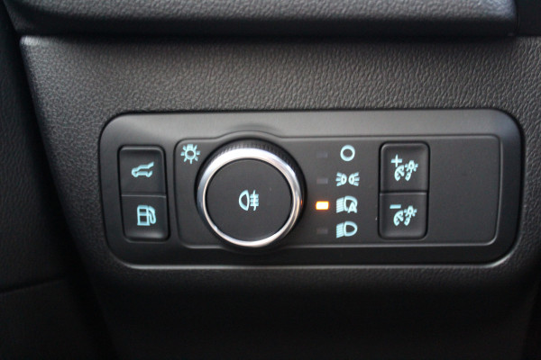 Ford Kuga 2.5-243pk PHEV ST-Line X. Van €. 54.937,- voor €. 43.735,- ! Trekgewicht van 2.100kg ! Elektr. verstelb. AGR stoelen voor, Stoel-, stuur-, voorraam- en achterbank verwarming, Elektr. panorama/schuif-kanteldak , Trekhaak elektr. wegklapbaar, B&O soundsyst. etc.