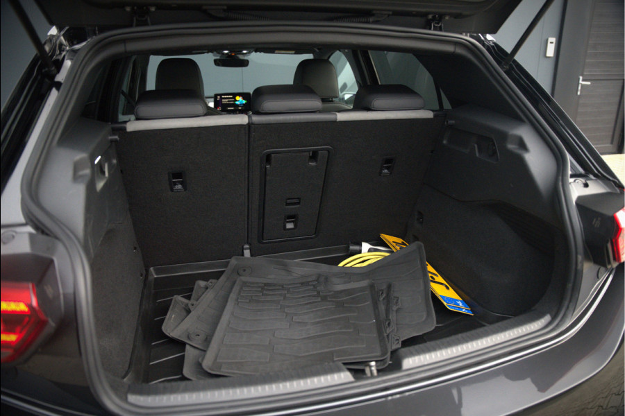 Volkswagen ID.3 First Plus 58 kWh | Stoelverwarming | Trekhaak | Camera | Adaptive Cruise Control | Navigatie | Standkachel | Keyless | Parkeersensoren | LED | Apple Carplay | BTW |