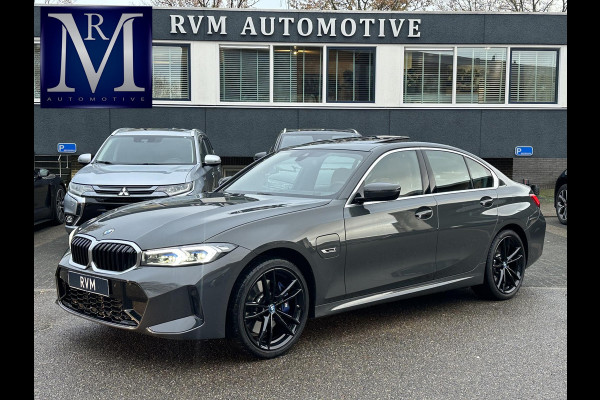 BMW 3-serie 330e High Executive VAN: €45.900,- VOOR: €41.877,- UW EINDEJAARSVOORDEEL: €4.023| M SPORT | SCHUIFDAK | LEDER | HARMAN KARDON | LASER LED | ELECTR STOELEN | KEYLESS | HEAD UP| DODE HOEK HERKENNING | STUURWIEL VERWARMING