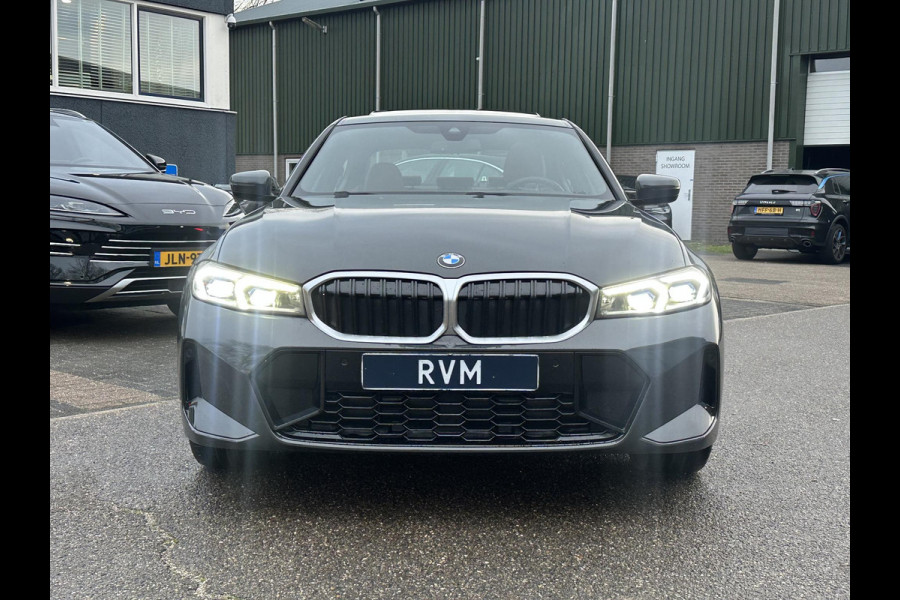BMW 3-serie 330e High Executive VAN: €45.900,- VOOR: €41.877,- UW EINDEJAARSVOORDEEL: €4.023| M SPORT | SCHUIFDAK | LEDER | HARMAN KARDON | LASER LED | ELECTR STOELEN | KEYLESS | HEAD UP| DODE HOEK HERKENNING | STUURWIEL VERWARMING