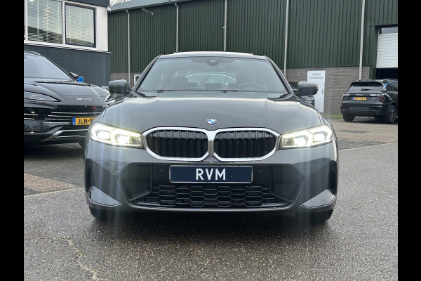 BMW 3-serie 330e High Executive VAN: €45.900,- VOOR: €41.877,- UW EINDEJAARSVOORDEEL: €4.023| M SPORT | SCHUIFDAK | LEDER | HARMAN KARDON | LASER LED | ELECTR STOELEN | KEYLESS | HEAD UP| DODE HOEK HERKENNING | STUURWIEL VERWARMING