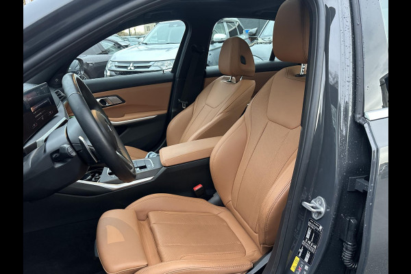 BMW 3-serie 330e High Executive VAN: €45.900,- VOOR: €41.877,- UW EINDEJAARSVOORDEEL: €4.023| M SPORT | SCHUIFDAK | LEDER | HARMAN KARDON | LASER LED | ELECTR STOELEN | KEYLESS | HEAD UP| DODE HOEK HERKENNING | STUURWIEL VERWARMING