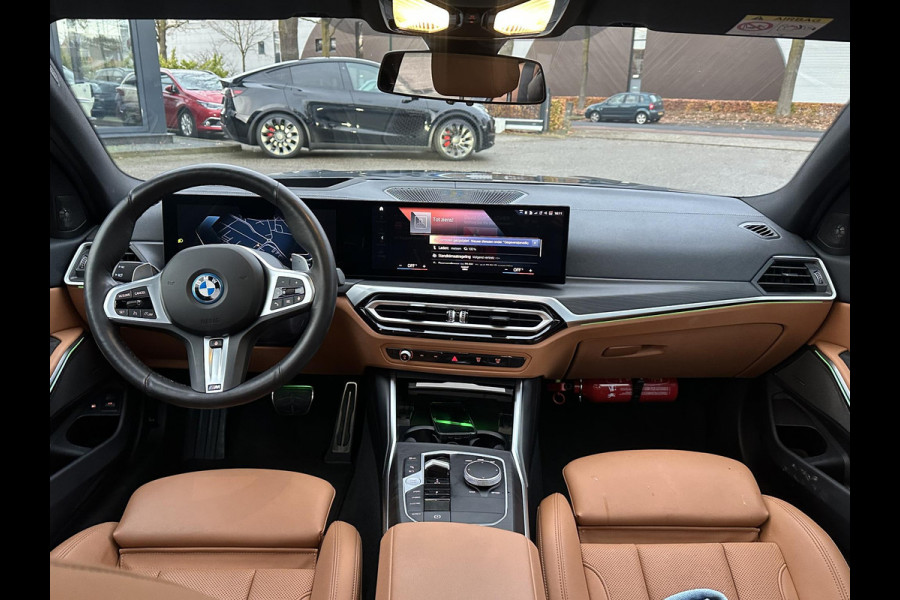 BMW 3-serie 330e High Executive VAN: €45.900,- VOOR: €41.877,- UW EINDEJAARSVOORDEEL: €4.023| M SPORT | SCHUIFDAK | LEDER | HARMAN KARDON | LASER LED | ELECTR STOELEN | KEYLESS | HEAD UP| DODE HOEK HERKENNING | STUURWIEL VERWARMING
