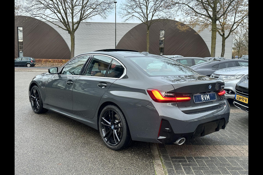 BMW 3-serie 330e High Executive VAN: €45.900,- VOOR: €41.877,- UW EINDEJAARSVOORDEEL: €4.023| M SPORT | SCHUIFDAK | LEDER | HARMAN KARDON | LASER LED | ELECTR STOELEN | KEYLESS | HEAD UP| DODE HOEK HERKENNING | STUURWIEL VERWARMING