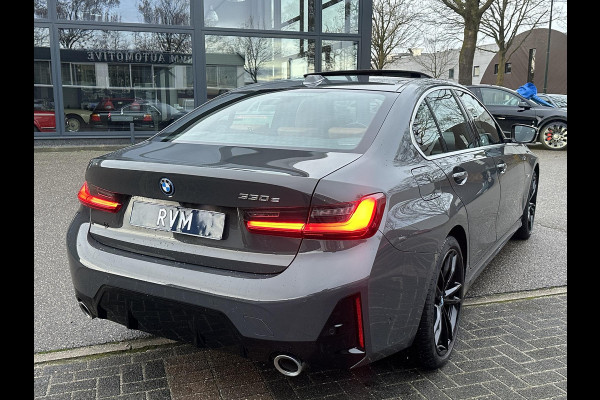BMW 3-serie 330e High Executive VAN: €45.900,- VOOR: €41.877,- UW EINDEJAARSVOORDEEL: €4.023| M SPORT | SCHUIFDAK | LEDER | HARMAN KARDON | LASER LED | ELECTR STOELEN | KEYLESS | HEAD UP| DODE HOEK HERKENNING | STUURWIEL VERWARMING