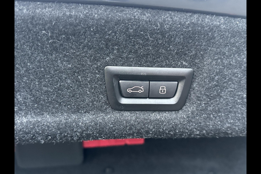 BMW 3-serie 330e High Executive VAN: €45.900,- VOOR: €41.877,- UW EINDEJAARSVOORDEEL: €4.023| M SPORT | SCHUIFDAK | LEDER | HARMAN KARDON | LASER LED | ELECTR STOELEN | KEYLESS | HEAD UP| DODE HOEK HERKENNING | STUURWIEL VERWARMING