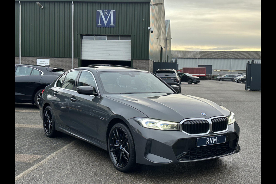 BMW 3-serie 330e High Executive VAN: €45.900,- VOOR: €41.877,- UW EINDEJAARSVOORDEEL: €4.023| M SPORT | SCHUIFDAK | LEDER | HARMAN KARDON | LASER LED | ELECTR STOELEN | KEYLESS | HEAD UP| DODE HOEK HERKENNING | STUURWIEL VERWARMING