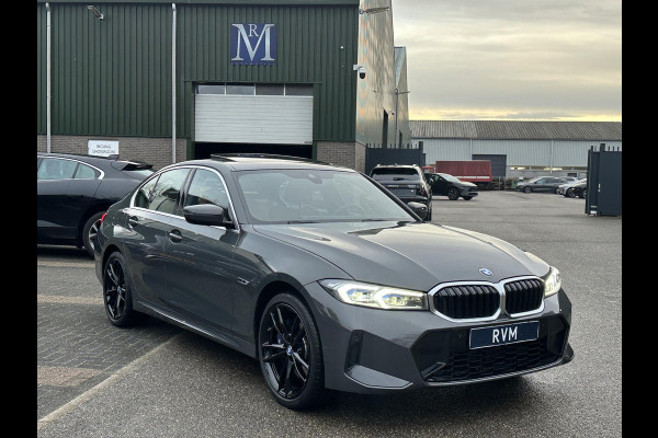 BMW 3-serie 330e High Executive VAN: €45.900,- VOOR: €41.877,- UW EINDEJAARSVOORDEEL: €4.023| M SPORT | SCHUIFDAK | LEDER | HARMAN KARDON | LASER LED | ELECTR STOELEN | KEYLESS | HEAD UP| DODE HOEK HERKENNING | STUURWIEL VERWARMING