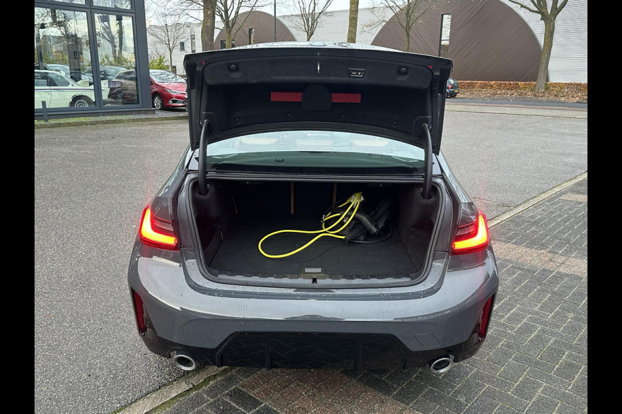 BMW 3-serie 330e High Executive VAN: €45.900,- VOOR: €41.877,- UW EINDEJAARSVOORDEEL: €4.023| M SPORT | SCHUIFDAK | LEDER | HARMAN KARDON | LASER LED | ELECTR STOELEN | KEYLESS | HEAD UP| DODE HOEK HERKENNING | STUURWIEL VERWARMING