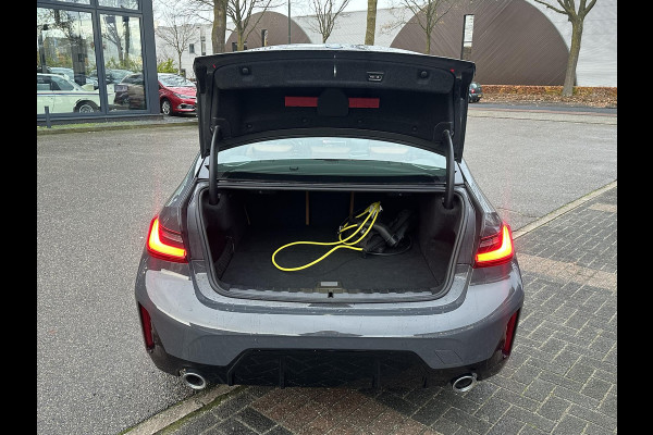 BMW 3-serie 330e High Executive VAN: €45.900,- VOOR: €41.877,- UW EINDEJAARSVOORDEEL: €4.023| M SPORT | SCHUIFDAK | LEDER | HARMAN KARDON | LASER LED | ELECTR STOELEN | KEYLESS | HEAD UP| DODE HOEK HERKENNING | STUURWIEL VERWARMING