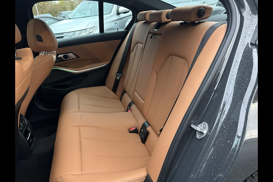 BMW 3-serie 330e High Executive VAN: €45.900,- VOOR: €41.877,- UW EINDEJAARSVOORDEEL: €4.023| M SPORT | SCHUIFDAK | LEDER | HARMAN KARDON | LASER LED | ELECTR STOELEN | KEYLESS | HEAD UP| DODE HOEK HERKENNING | STUURWIEL VERWARMING