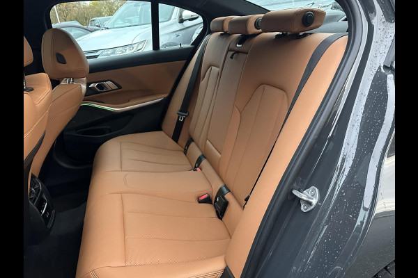 BMW 3-serie 330e High Executive VAN: €45.900,- VOOR: €41.877,- UW EINDEJAARSVOORDEEL: €4.023| M SPORT | SCHUIFDAK | LEDER | HARMAN KARDON | LASER LED | ELECTR STOELEN | KEYLESS | HEAD UP| DODE HOEK HERKENNING | STUURWIEL VERWARMING